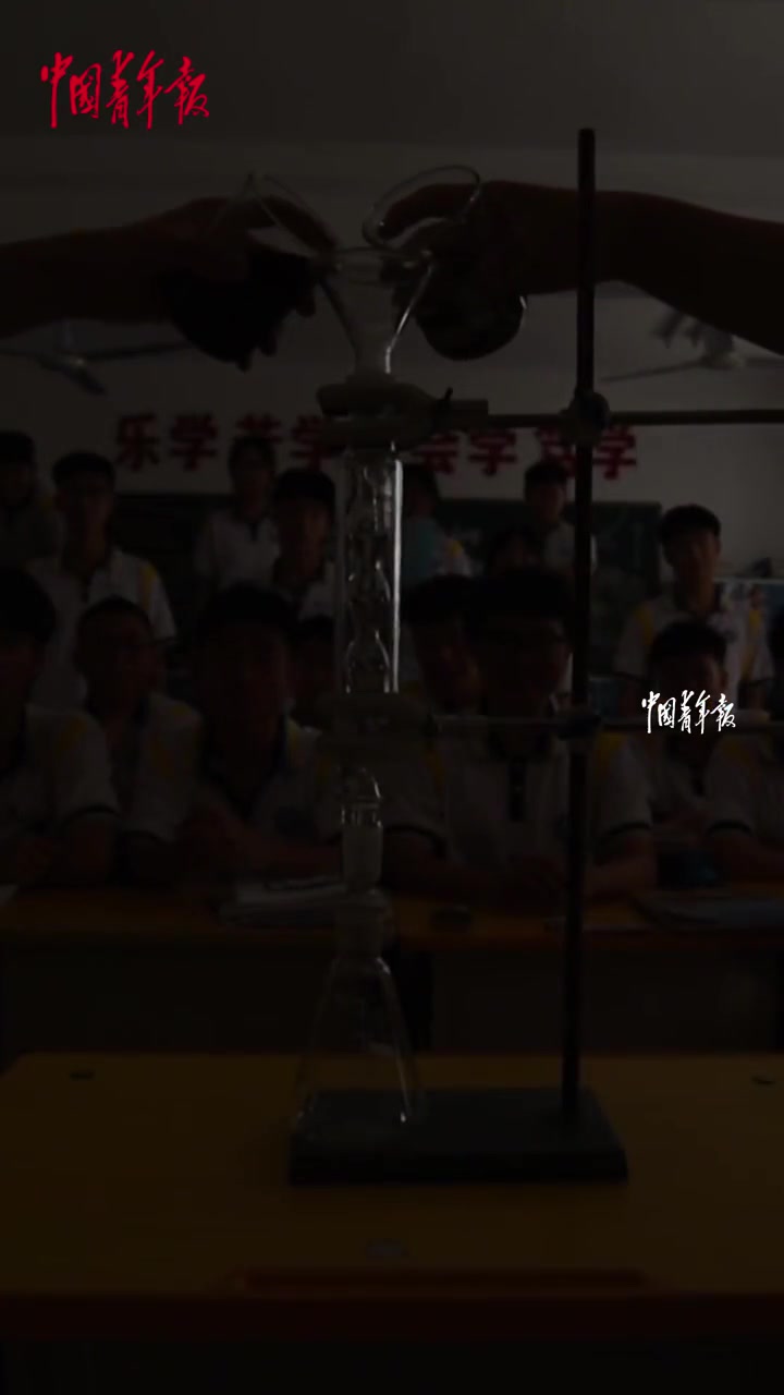 学生用化学材料复刻“蓝眼泪”太好看了！