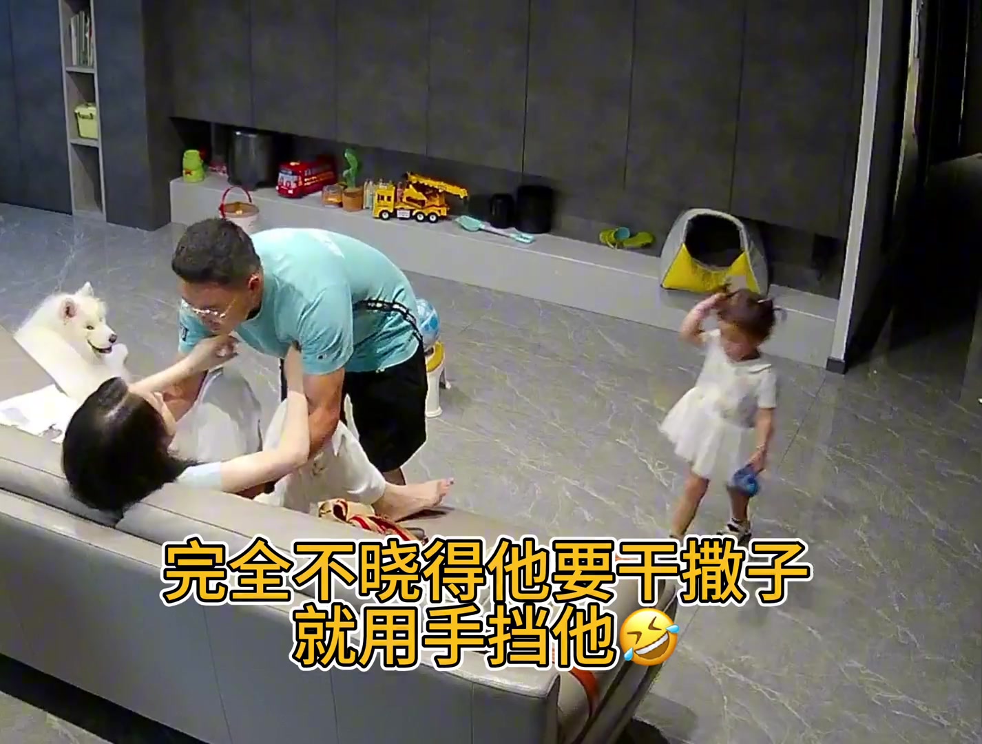 当着孩子的面这样抱老婆，让她羡慕坏了！