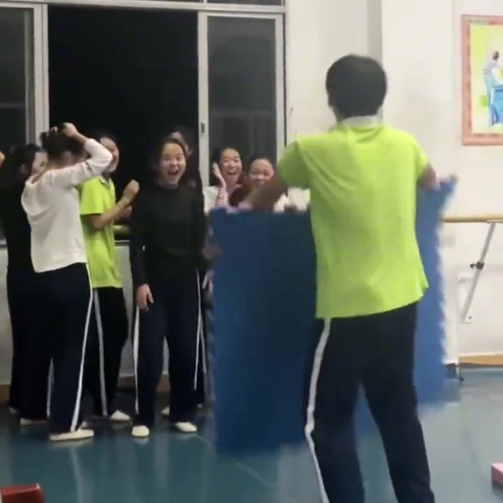 肯定有他喜欢的女孩子在那边吧