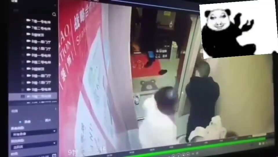 急你就可以踹电梯？这下坏了不用急了！
