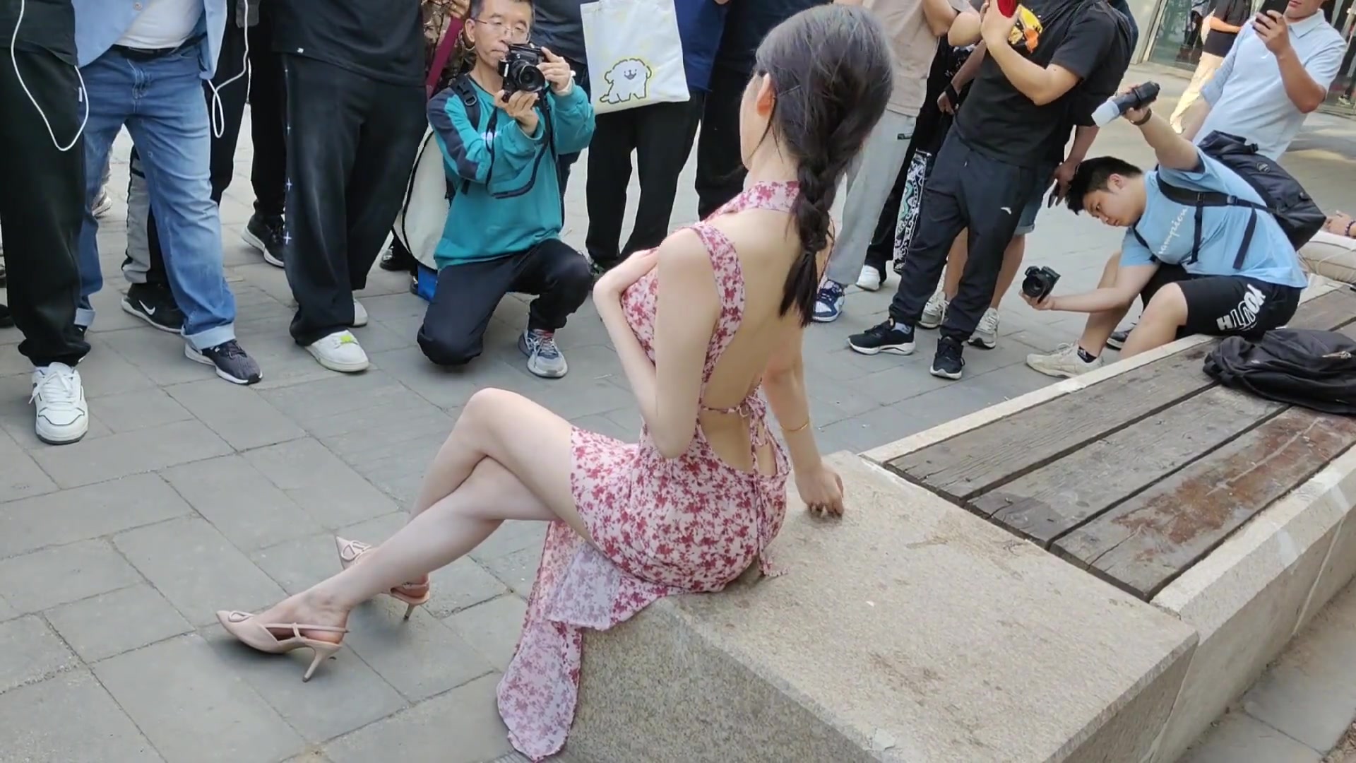 碎花裙对车模来说才算是挑战吧？