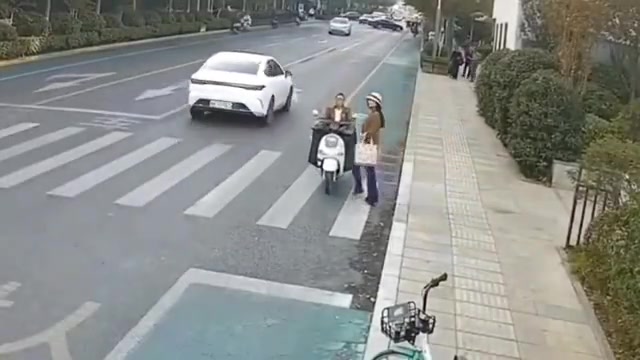 这电动车开的真是人才！