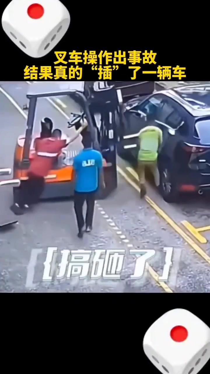 真是个人才，还敢用手去挡！