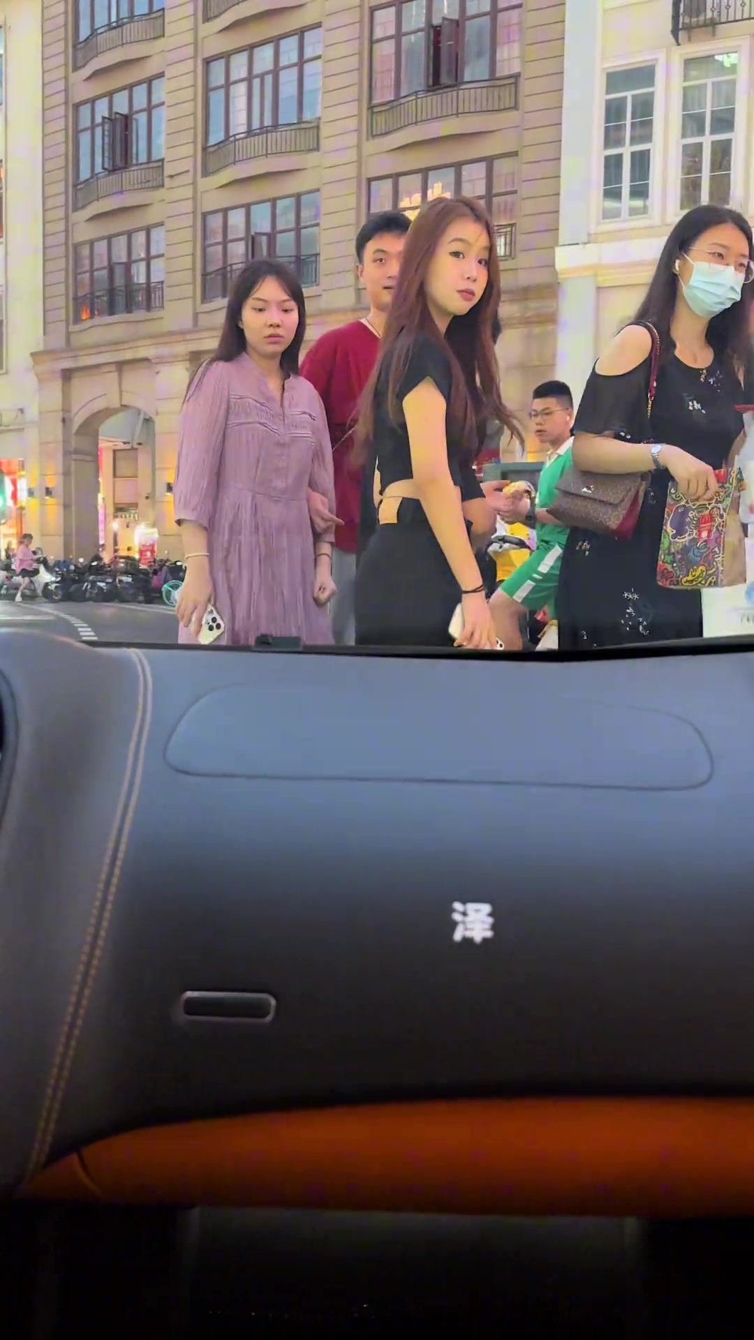 为什么男的看车，女的都在看车主呢？