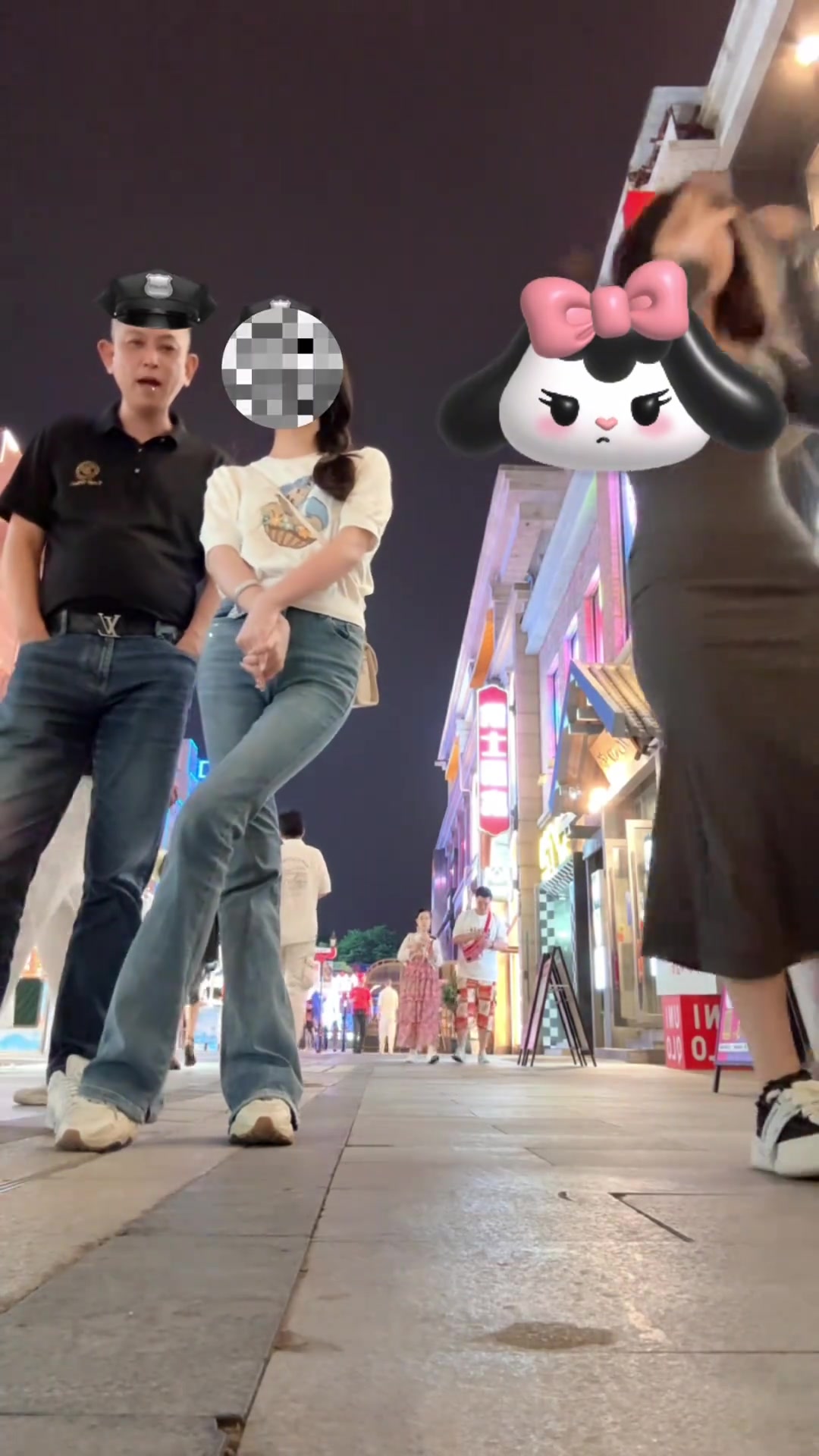 大爷都把两个小姐姐整害羞了