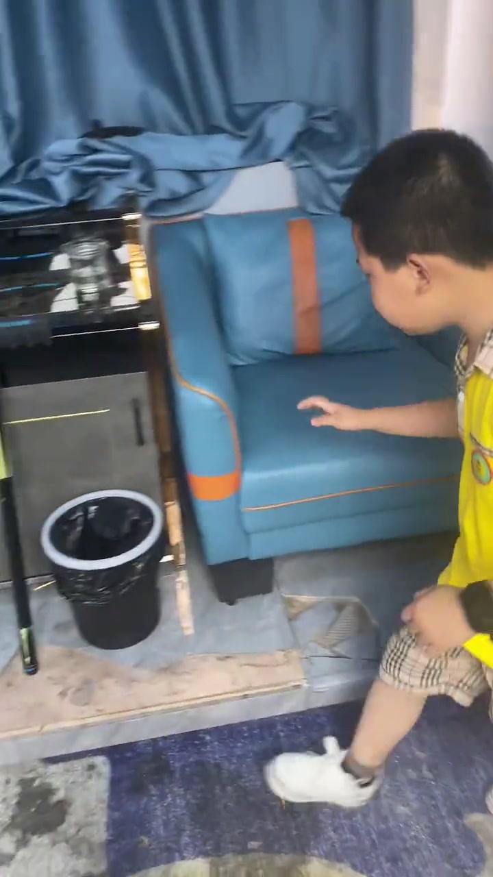 小孩哥在翻垃圾桶找什么呢？？