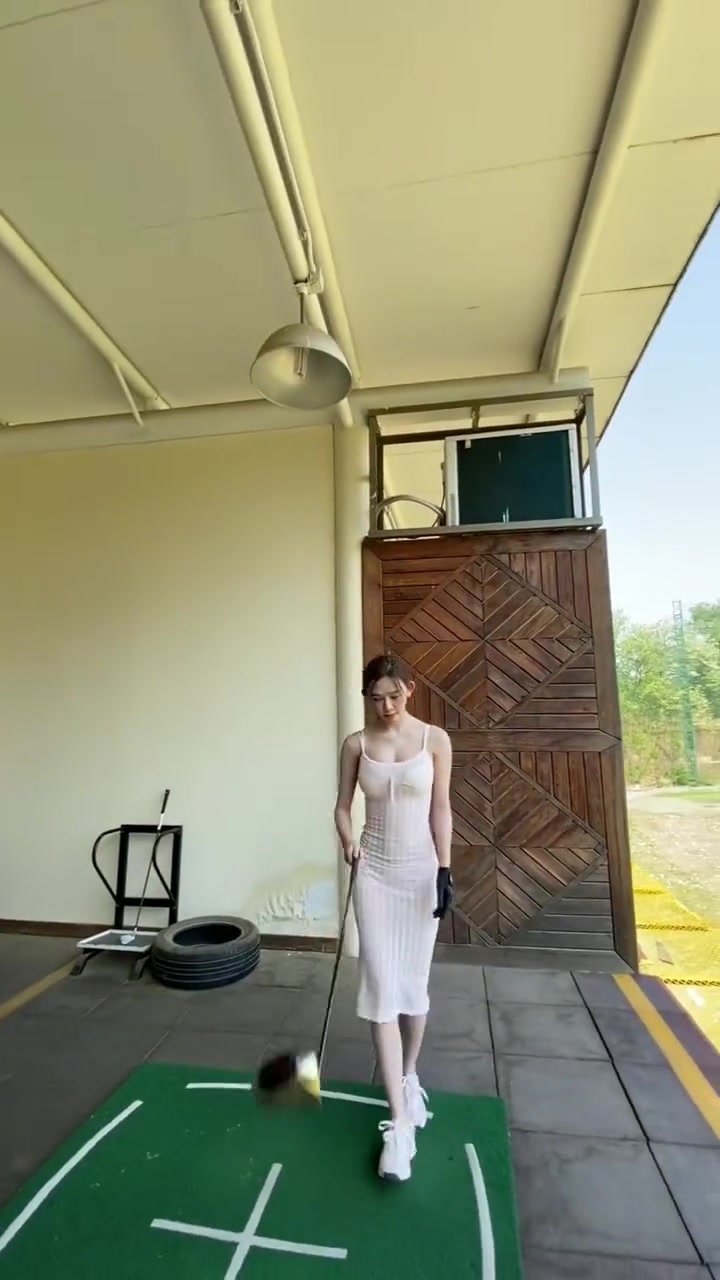 小姐姐姿势是挺标准的，就是不知道球技怎么样！！