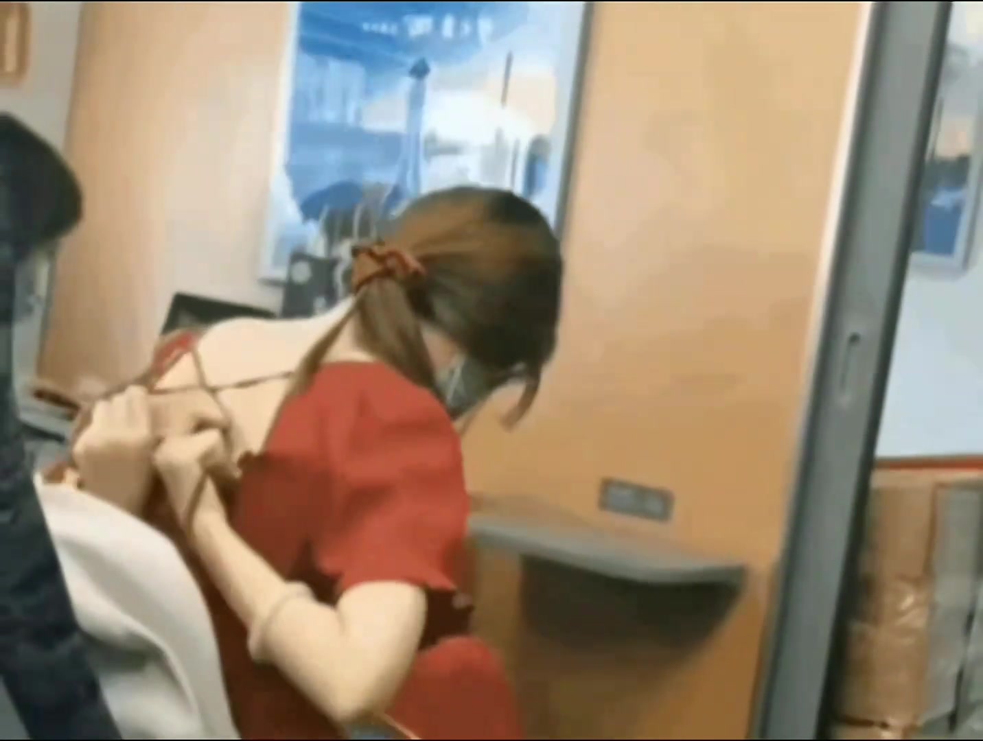 感觉小姐姐很需要帮助