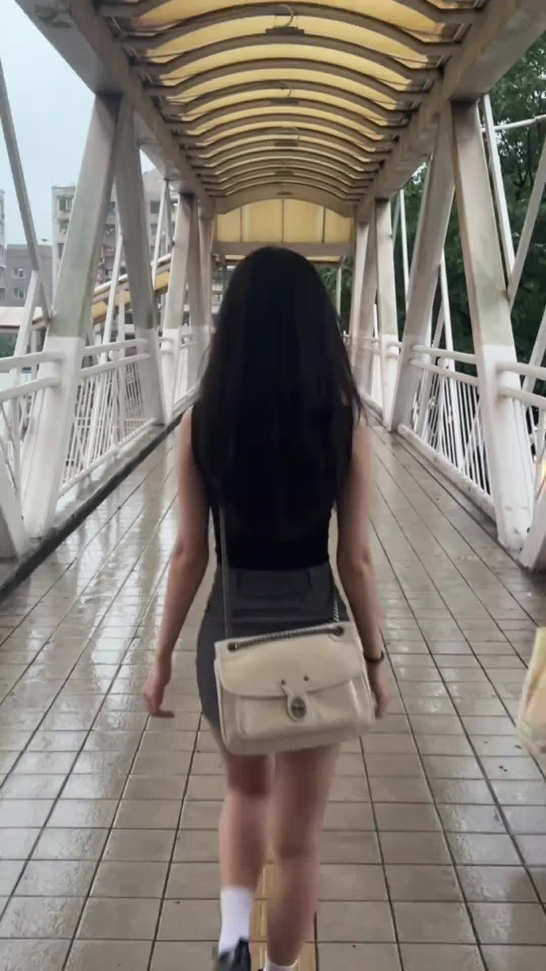 小哥会不会因为美女的一巴掌而得到爱情呢！！