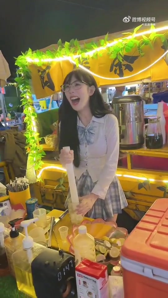 小姐姐这个做饮料的手法很专业