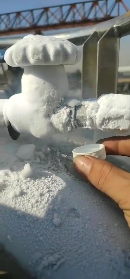 -196度都敢徒手接，也太夸张了