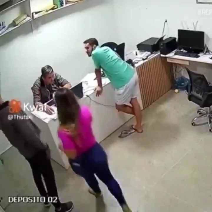 喷嚏打的恰到时候，美女直接被火箭头槌