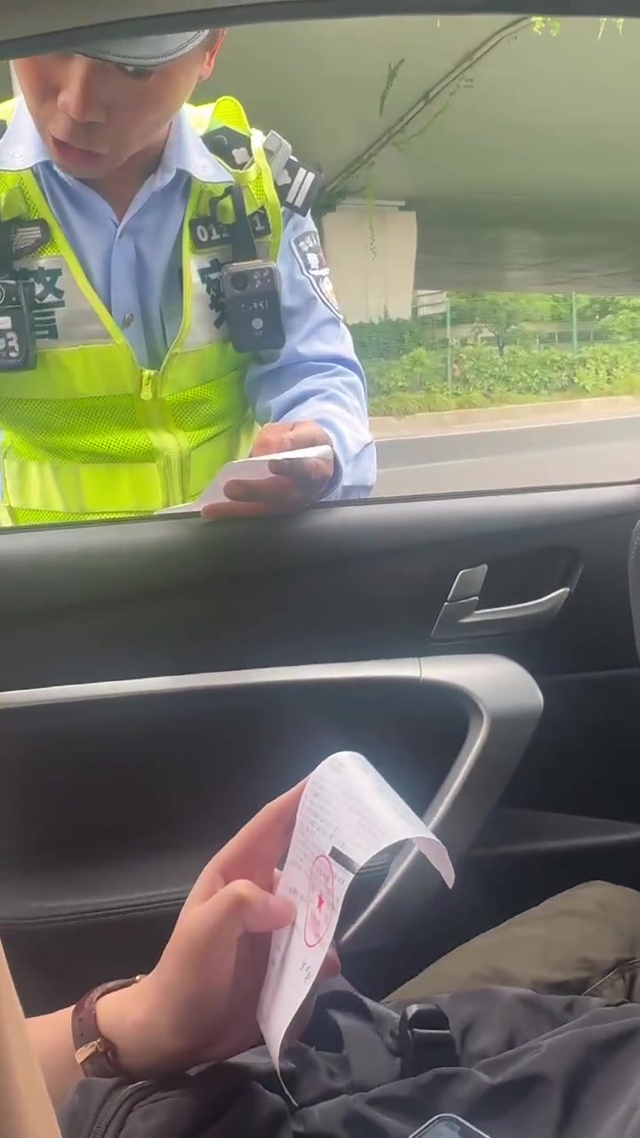 交警内心：背的东西终于用到啦