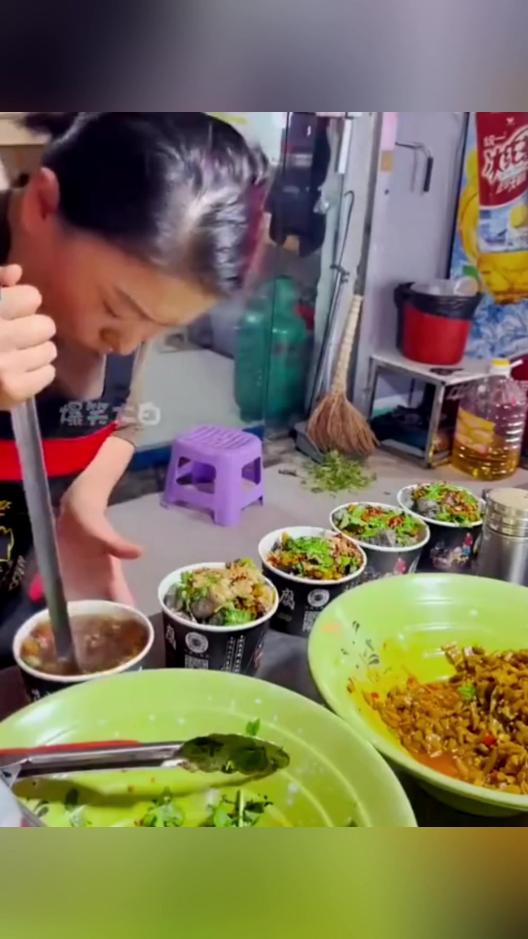 美女做臭豆腐，最后压这一下是为什么呀？