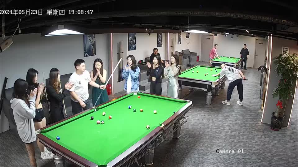 你说旁边两桌在想什么呢？？