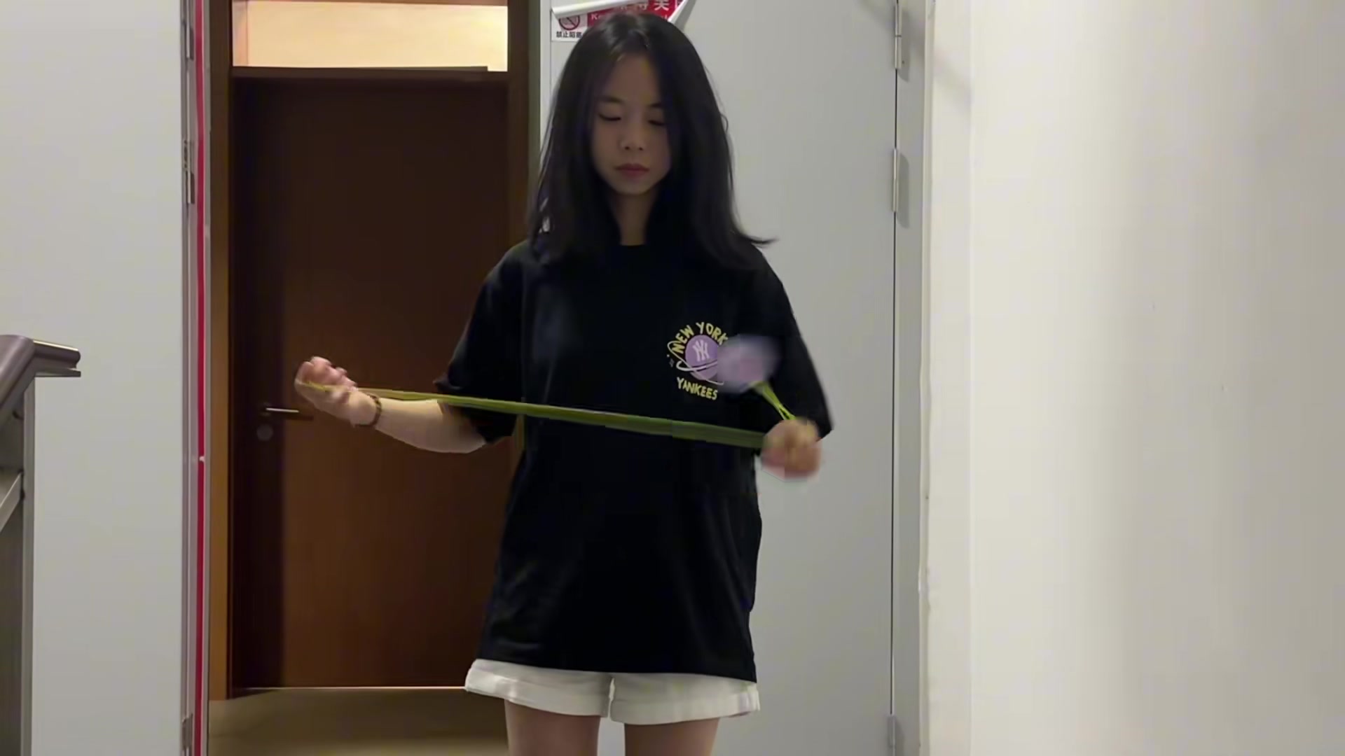 美女小姐姐把悠悠球玩通关了 可以去演火力少年王了