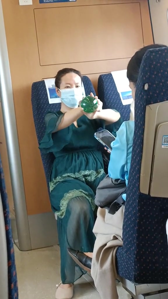 大姐在高铁上炫了一手悬浮水晶球表演 真是惊呆我了