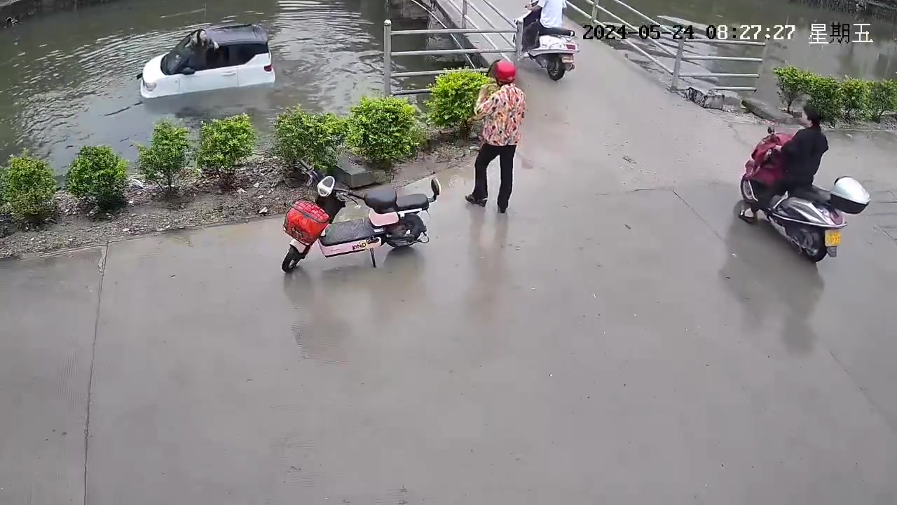 你好，河里不让停车~