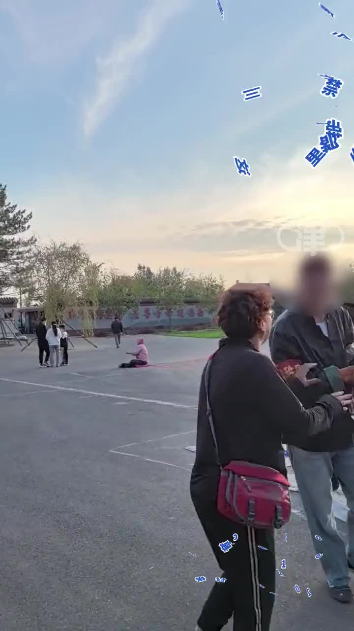 寺庙自带香不让进，香客与管理人员发生争执。