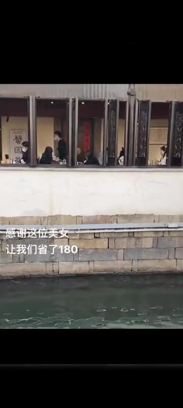 她本来想喊的，理智抑制了冲动