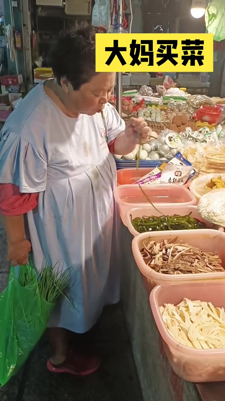 大妈买菜用嘴尝，这种行为很让人讨厌！