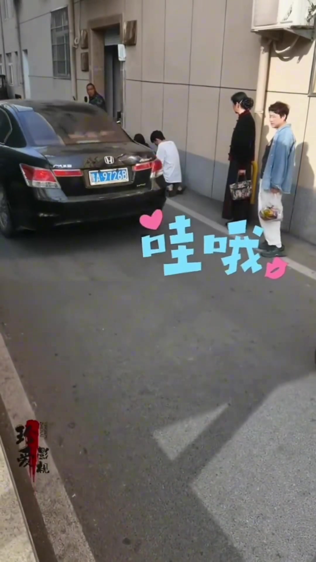 男孩路边下跪向女友道歉 路过大哥看不过去向男孩怒斥
