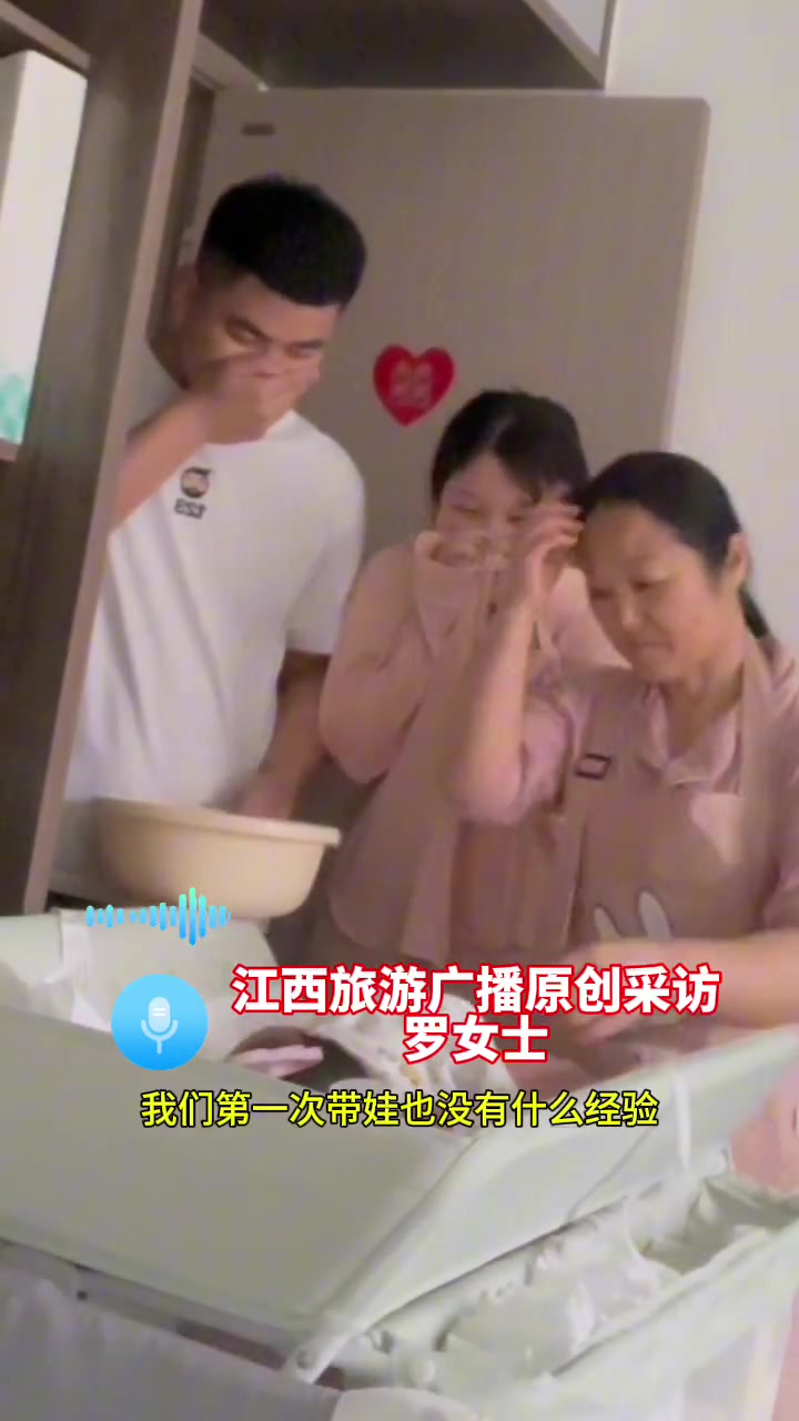 90后爸妈看宝宝拉臭臭后捂着鼻子站一旁 主打一个陪伴