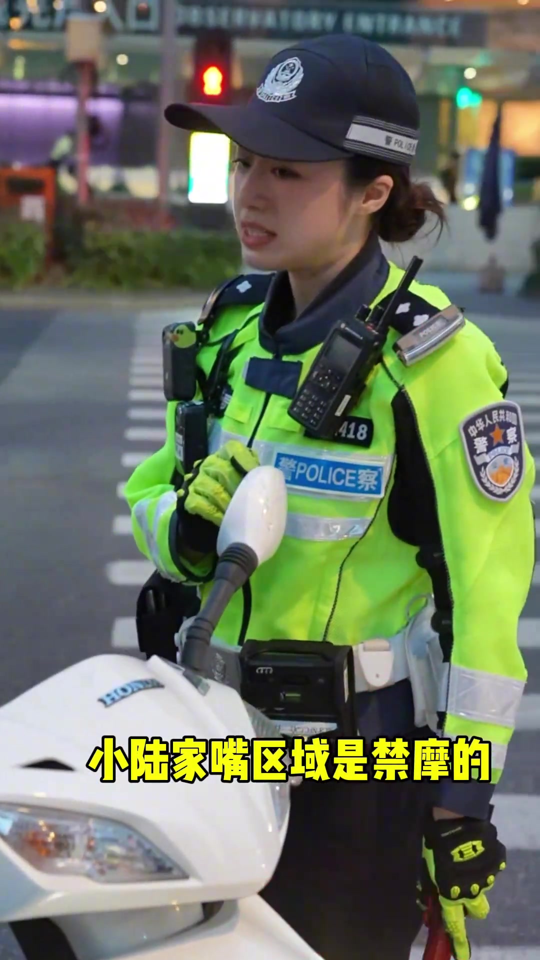 这位上海的女交警看着真温柔啊