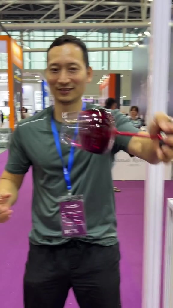 真的有会摇晃的红酒杯
