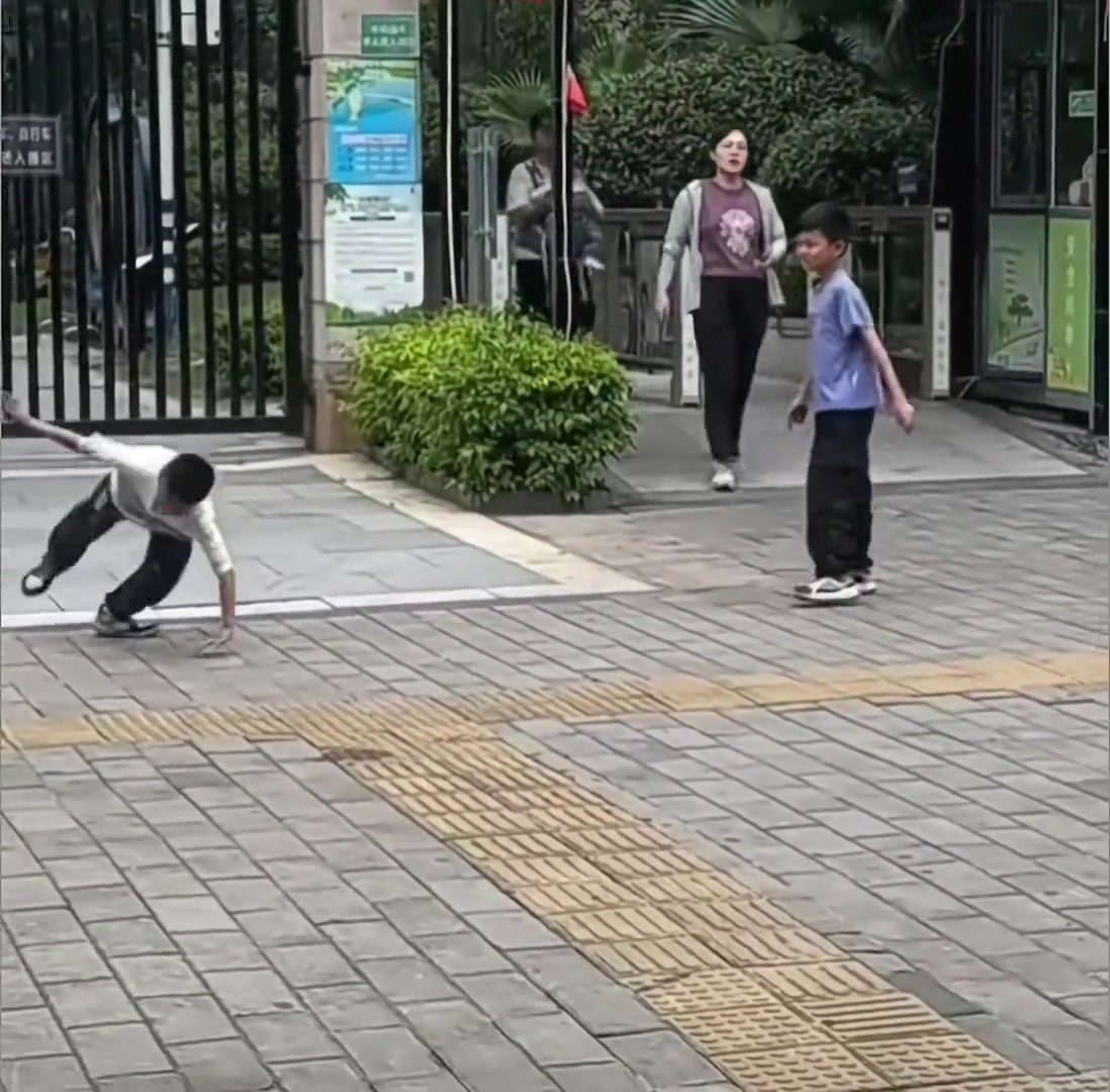 这才是少年该有的样子，小孩哥斗舞令人意外