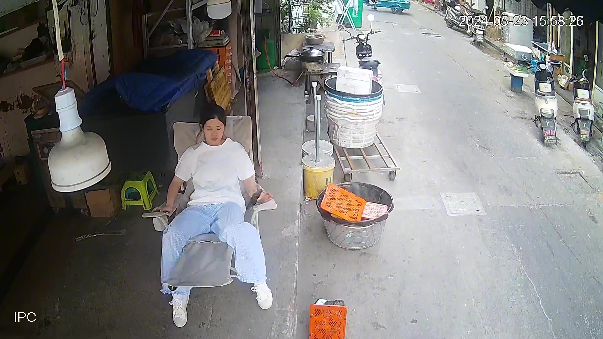 被刚买的躺椅玩了一跤 笑死