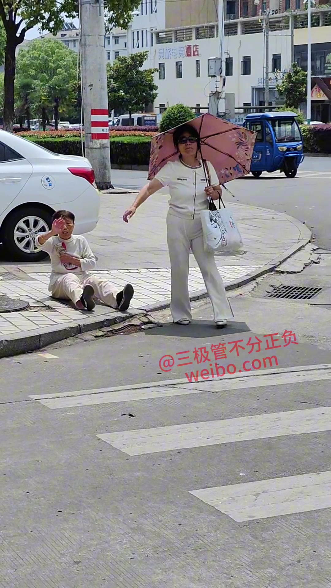 老母亲摔倒女儿不扶喊路人扶路人高度警惕，吧友怎么看