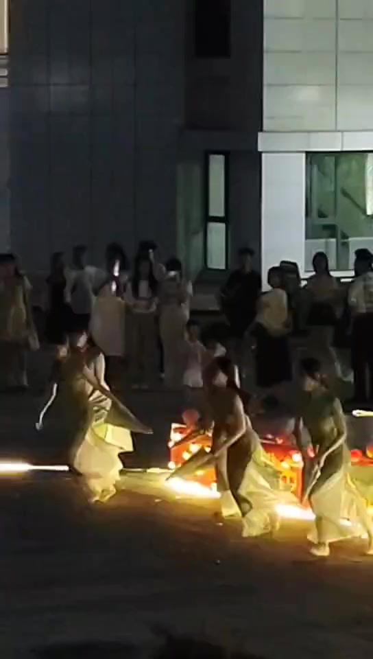 虽然是乱了点，但还是很好看的
