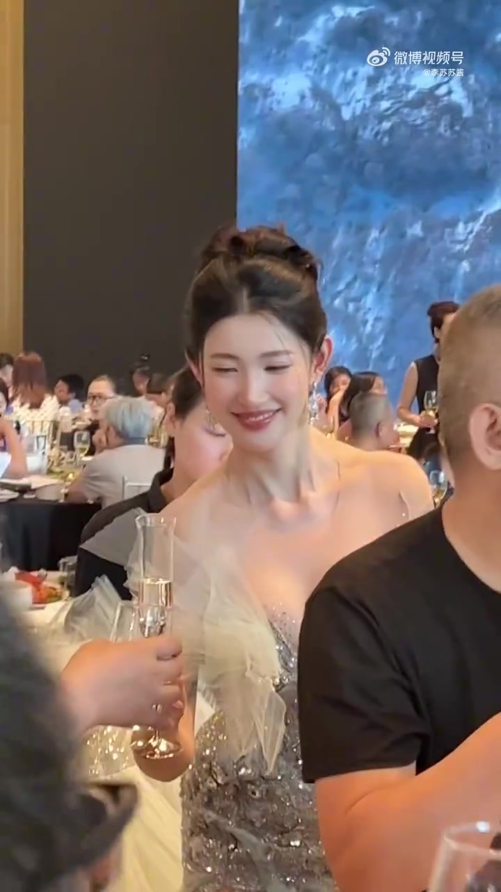 好美的新娘！真是落落大方！ ​