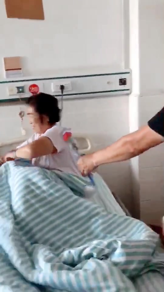 老妈收到老爸突如其来的玫瑰花 羞涩而又开心