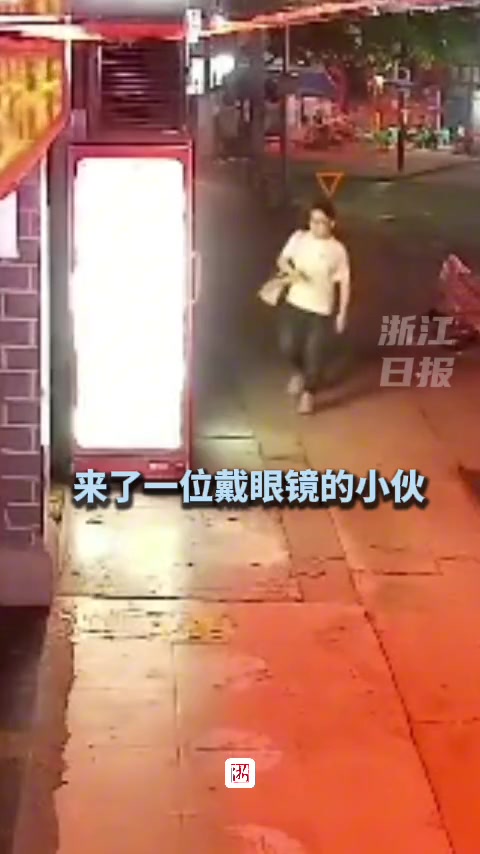 老板关门忘记给冷柜上锁 小伙买完饮料后自觉付款