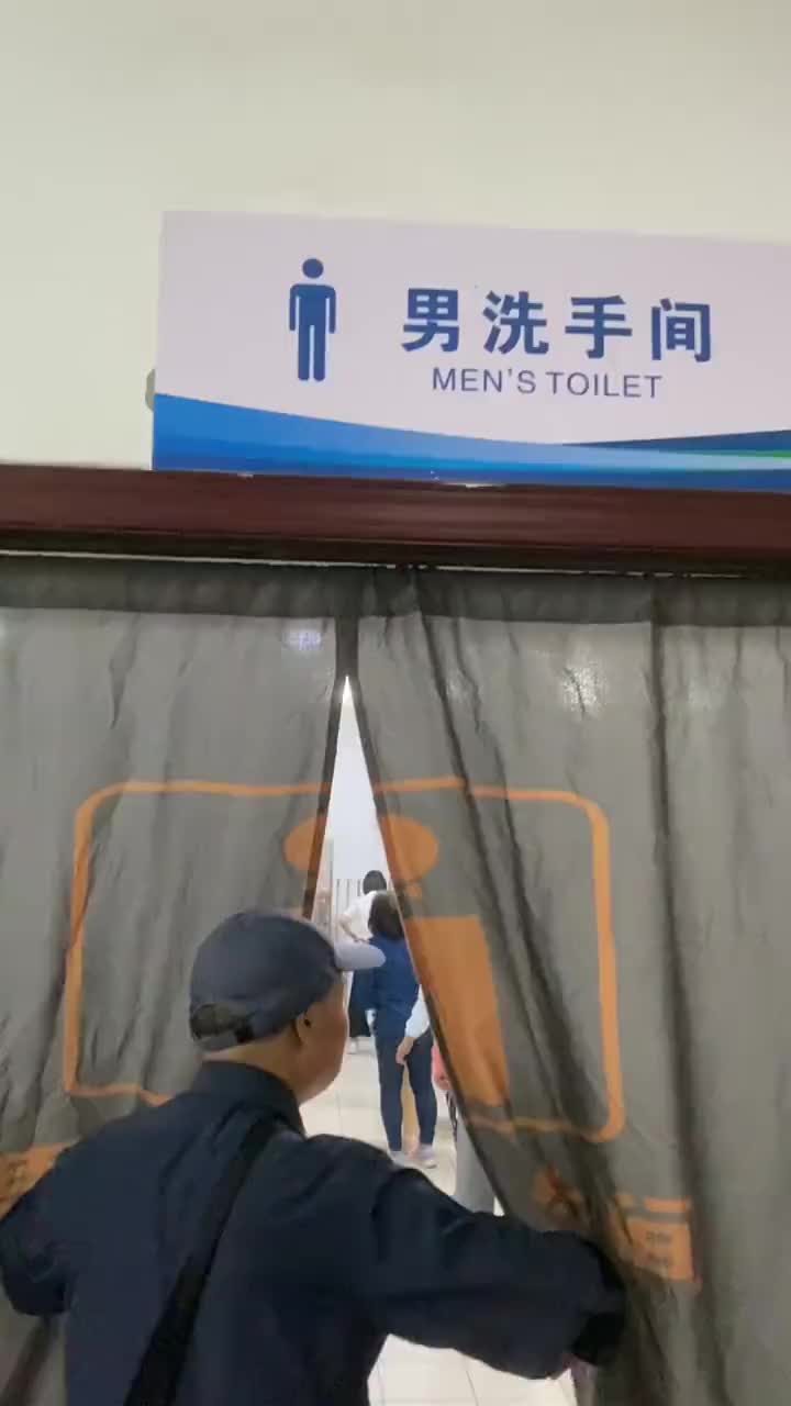 大哥迷茫了，男厕所女人比男人还多！