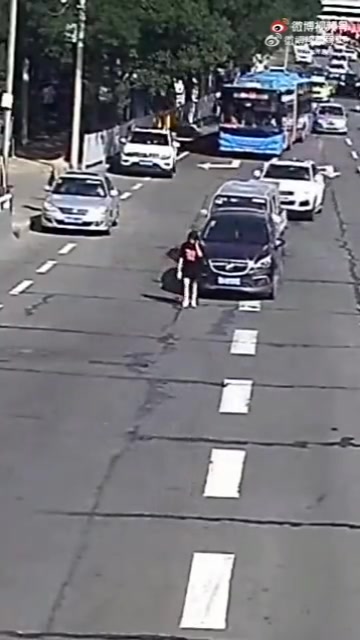 她是不是把马路当客厅了？？