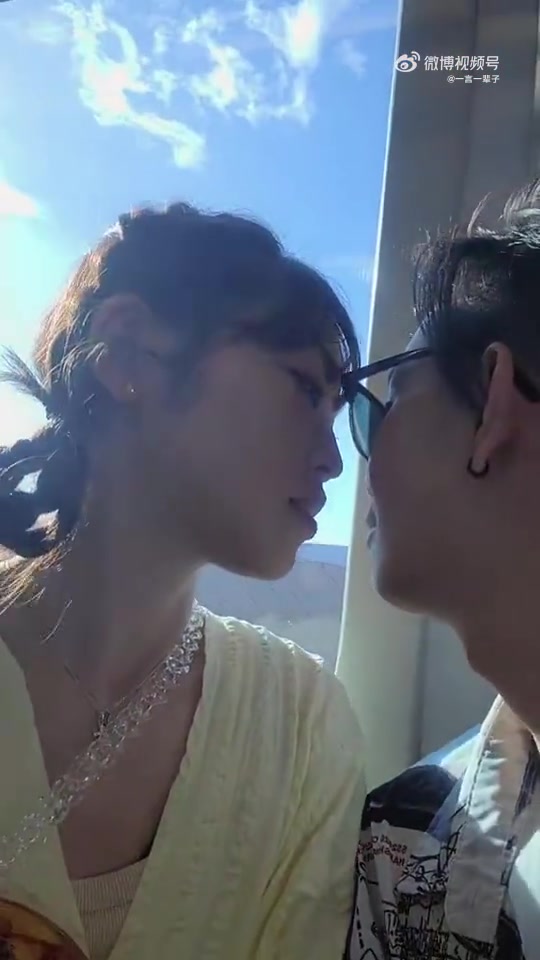 就伸舌头那一下，你根本玩不过她 ​