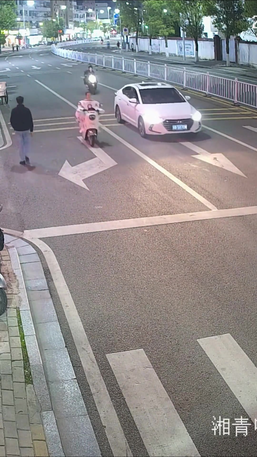 马路中间骑电动车看手机，追尾还逃逸？以后有你受的