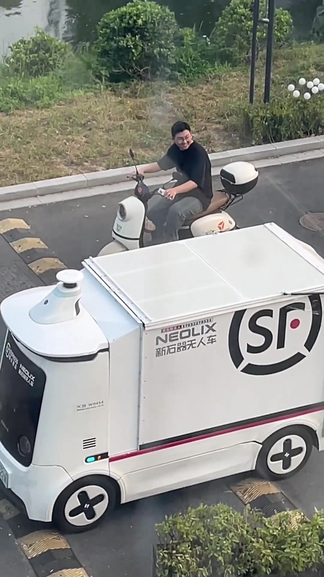 多亏旁边小哥搭把手，不然能在这坐一天摇摇车