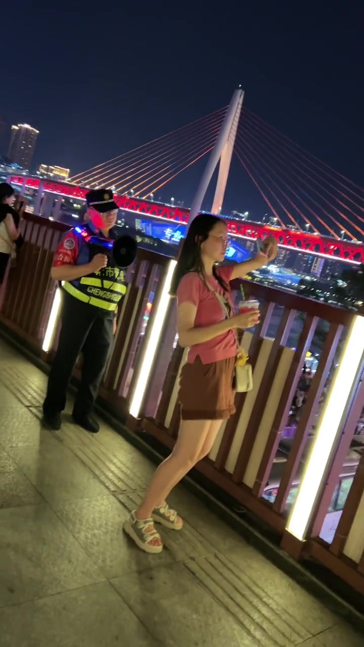 咱就说“危桥”上拍一下 桥就得塌是吗？