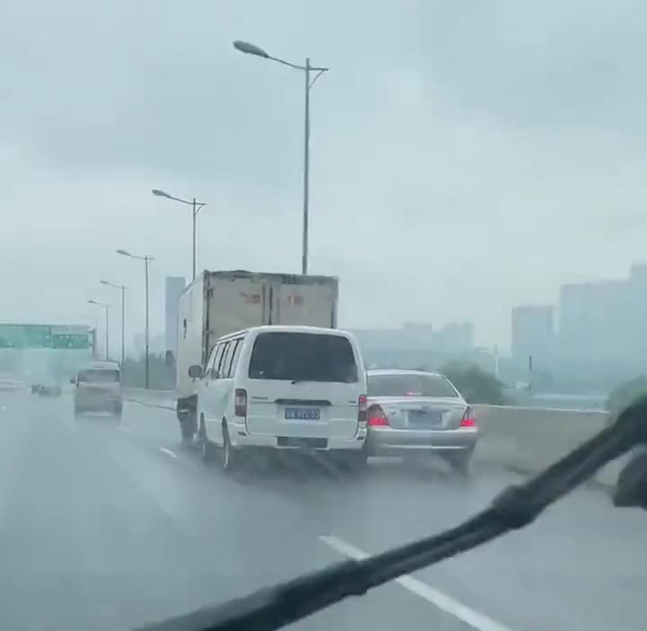 这是在干嘛？两辆车并排在货车后面跟了一路