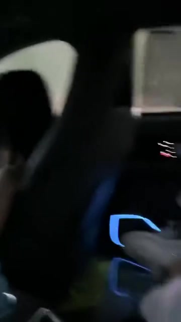 啥情况？水都进淹到车里了，小姐姐的腿都无处安放