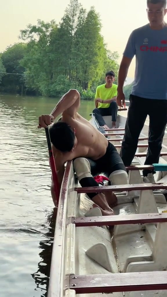 中国男人的阳钢之气 肌肉男划龙舟