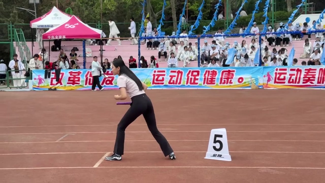 女老师腿长的优势就出来了！！