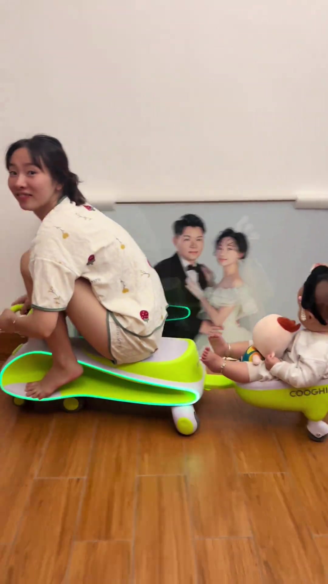 这个女司机技术还行呀，小朋友坐的很安稳！！