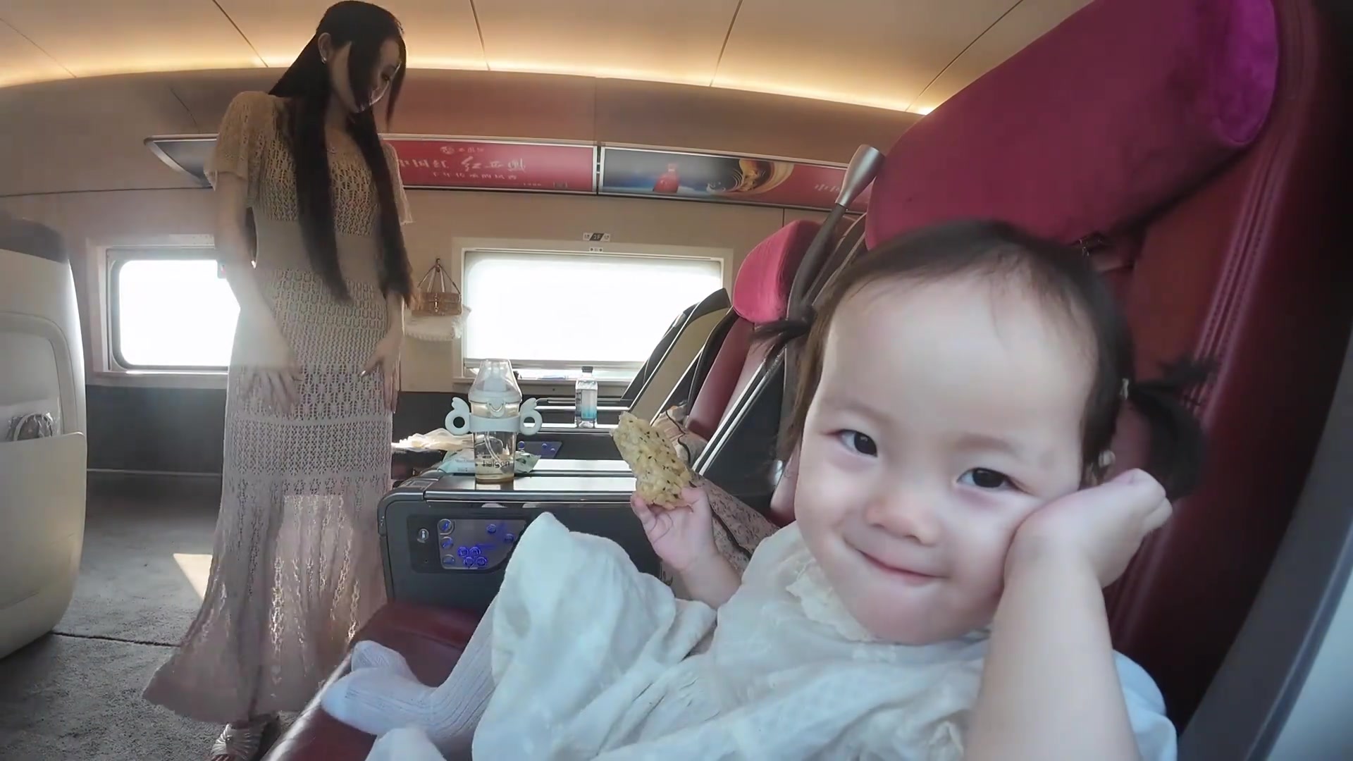 这么小就开始臭美了嘛
