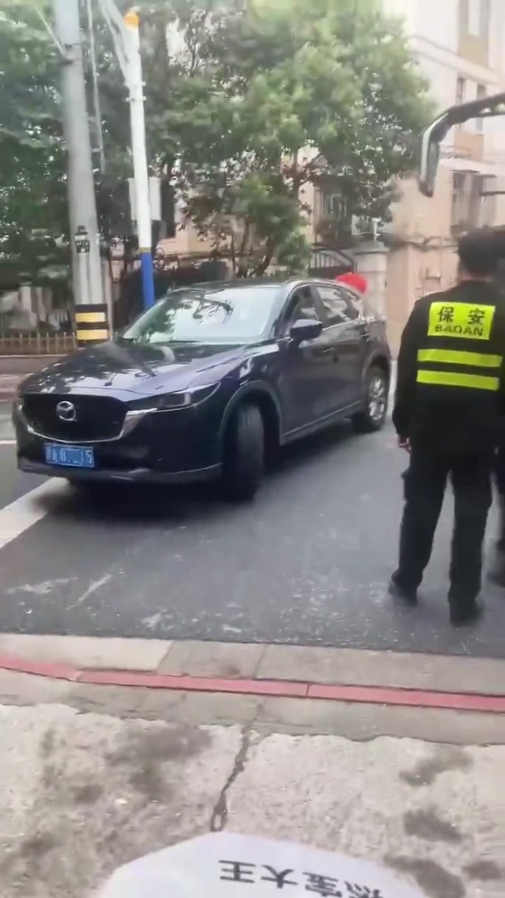 什么仇什么怨啊？大巴车直接冲撞私家车