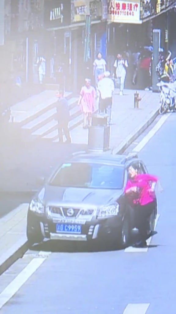离谱！大马路当成自家院子？人行横道上随心所欲